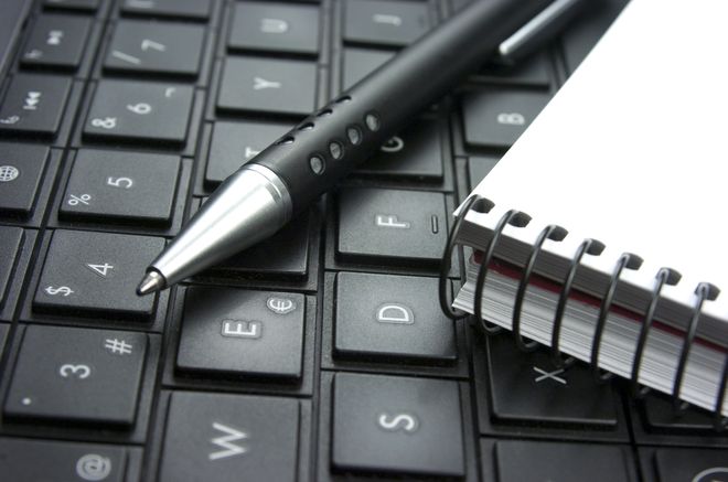 Teclado de ordenador, bloc de notas, idea