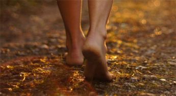 pies-descalzos-caminando