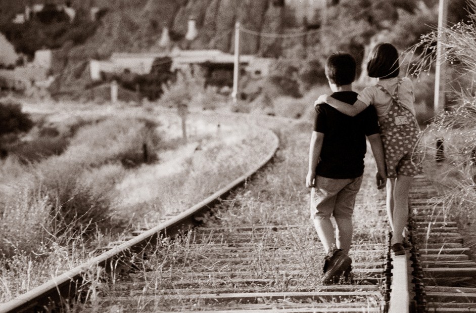 NIÑOS CAMINANDO POR LA VIA DEL TREN